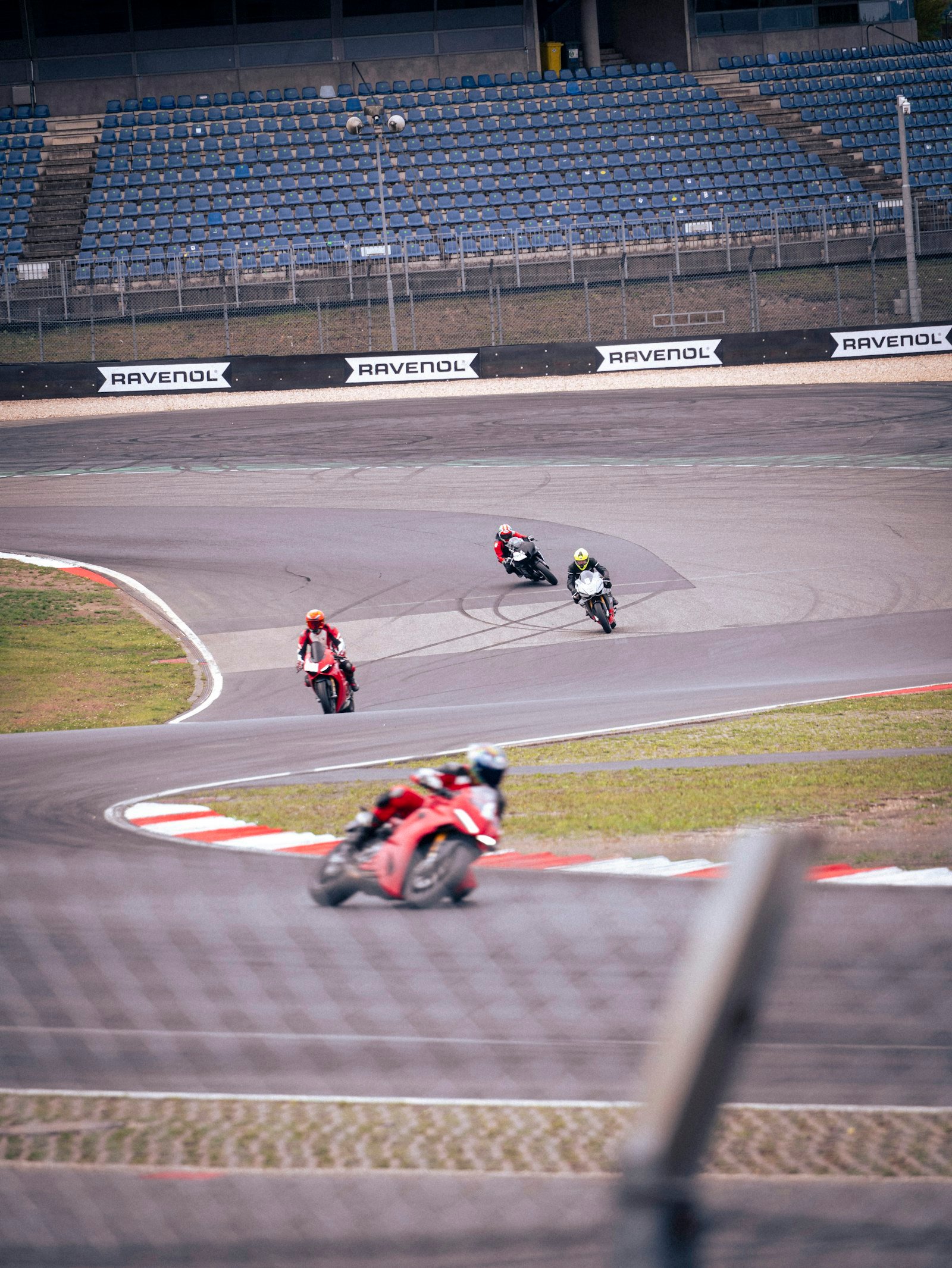 Motociclistas correm em pista de MotoGP durante corrida (Foto: Mario Amé/Unsplash)